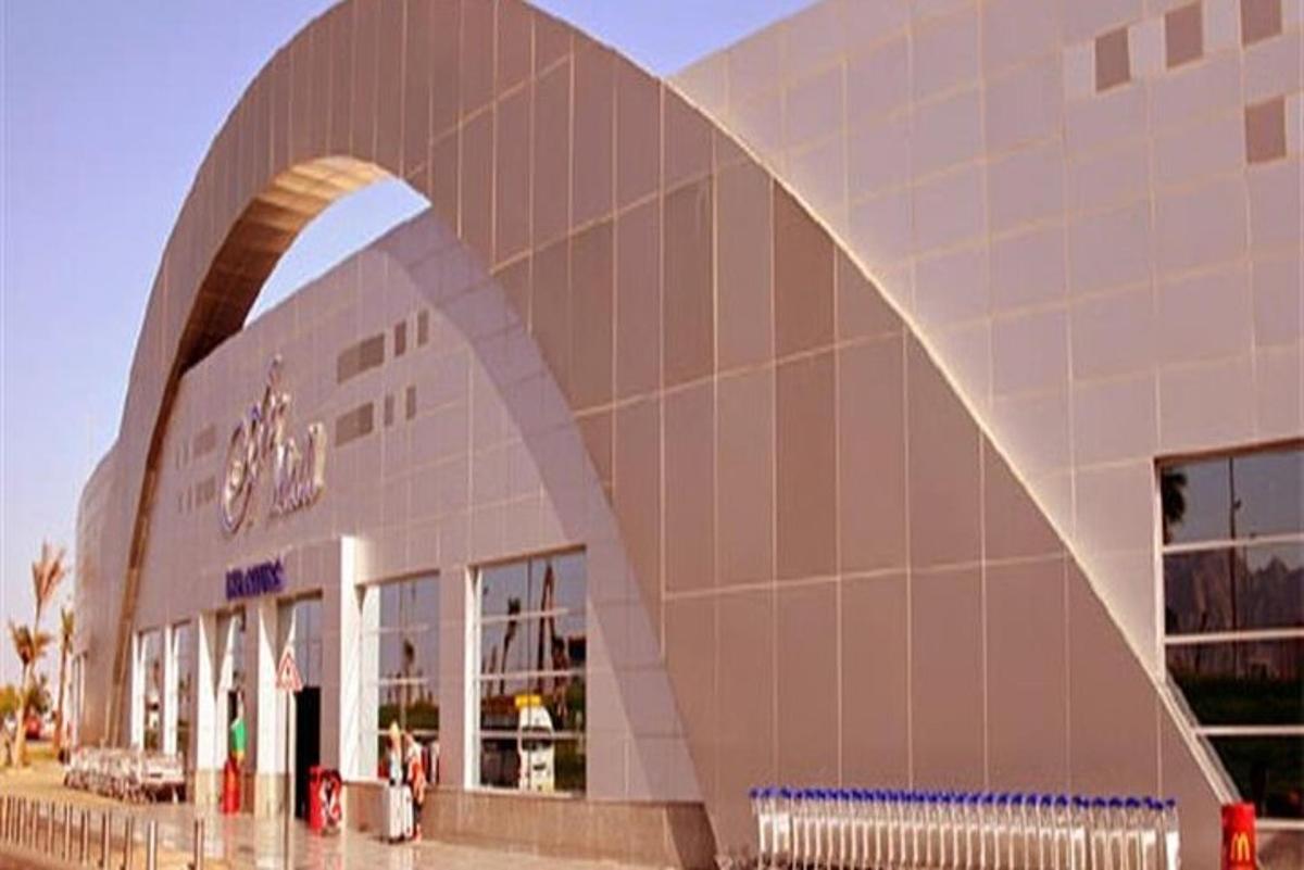un grande edificio con un tetto curvo di fronte