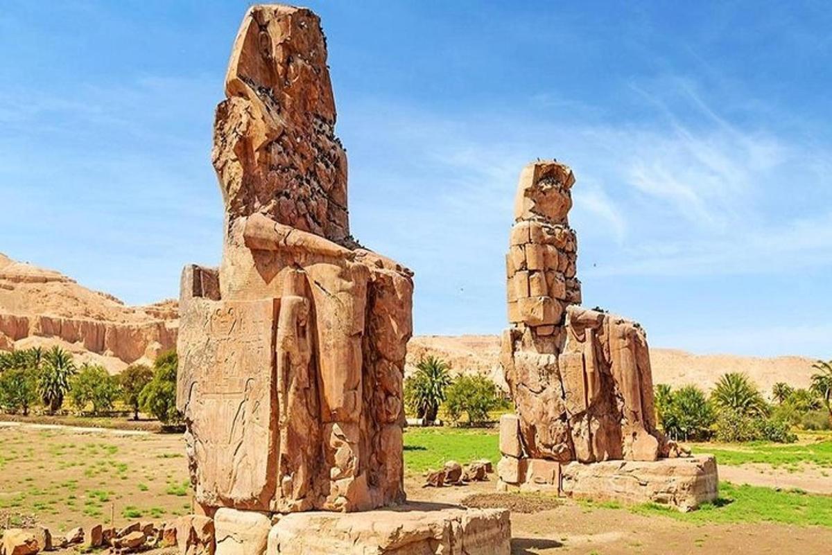 due grandi statue di pietra sedute in un campo
