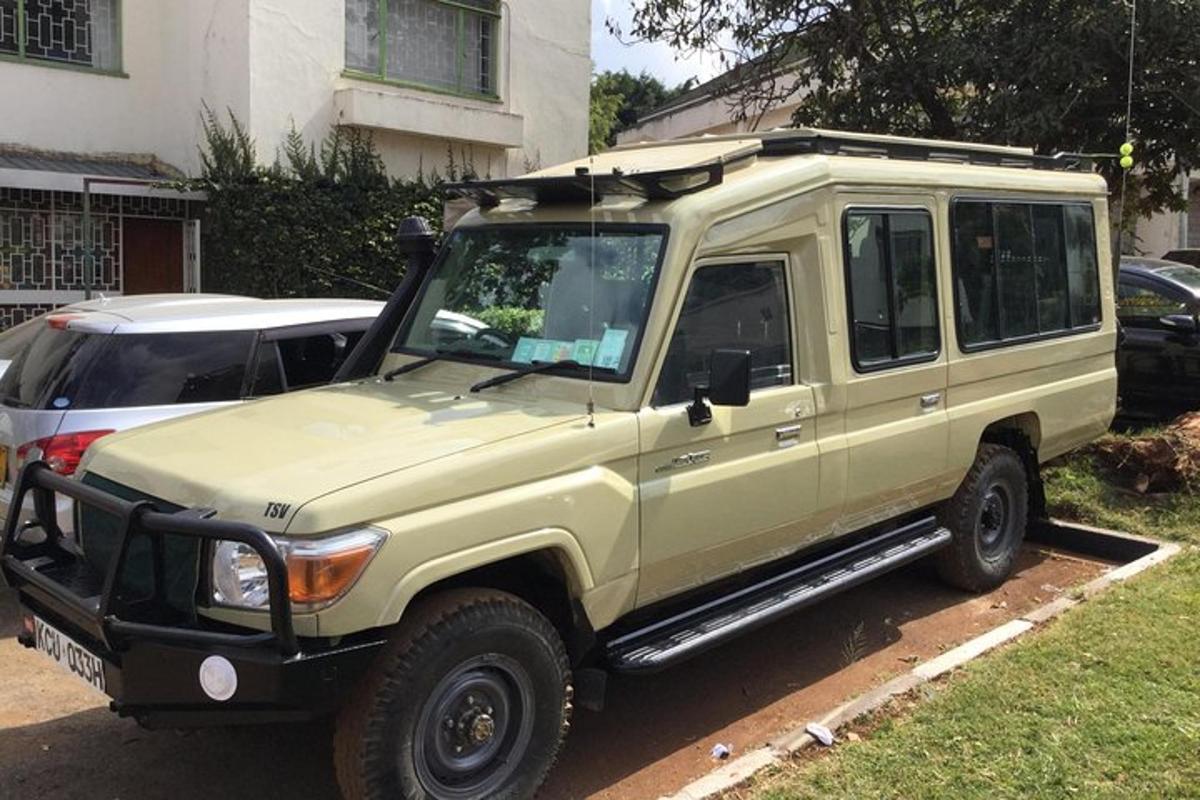 una jeep verde parcheggiata in un parcheggio