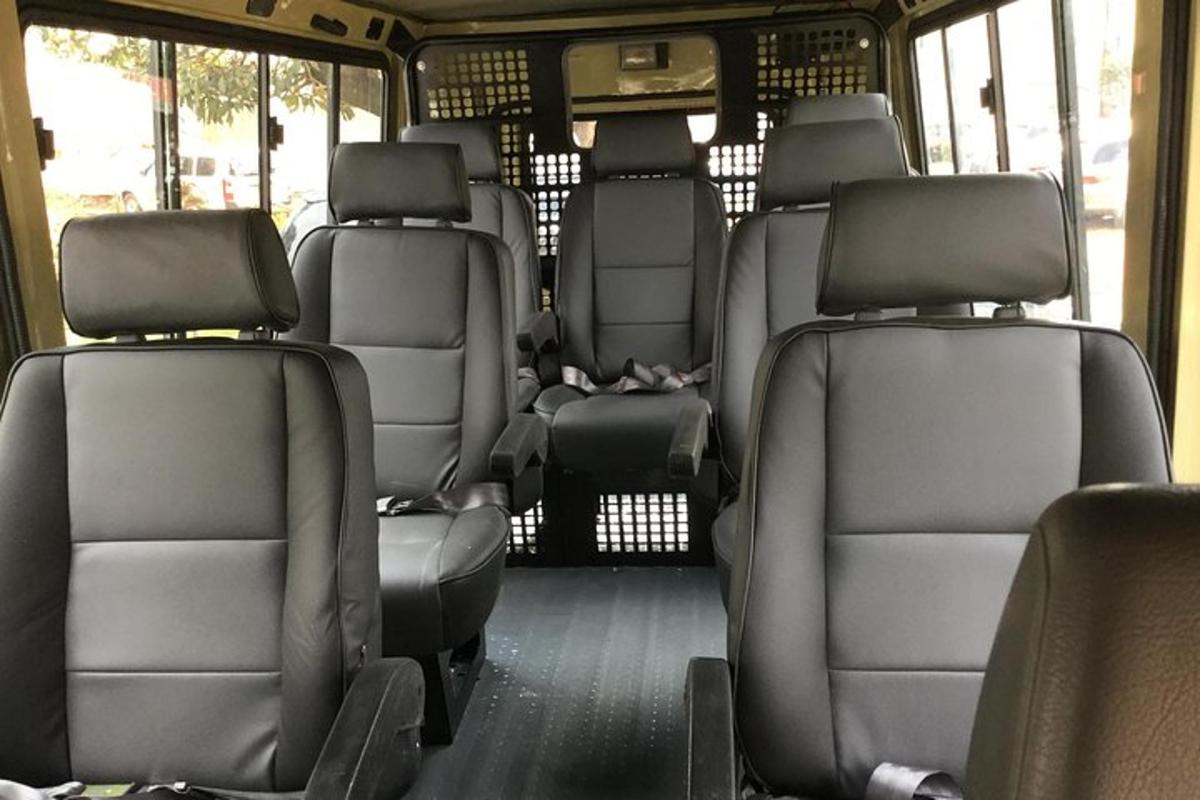 una vista dei sedili posteriori di un autobus