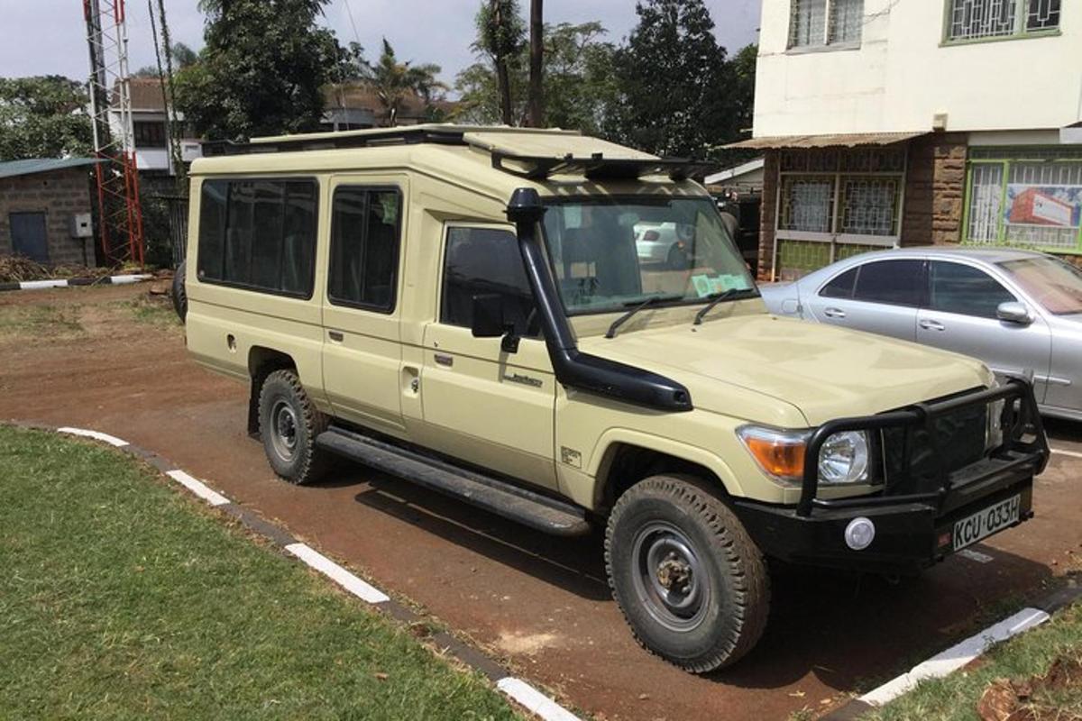 una jeep gialla parcheggiata in un parcheggio
