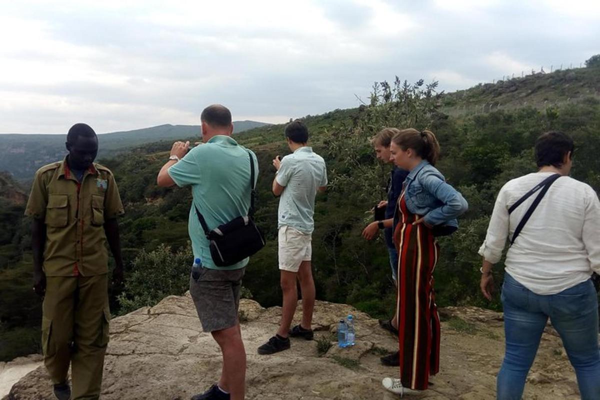 un gruppo di persone in piedi sulla cima di una montagna