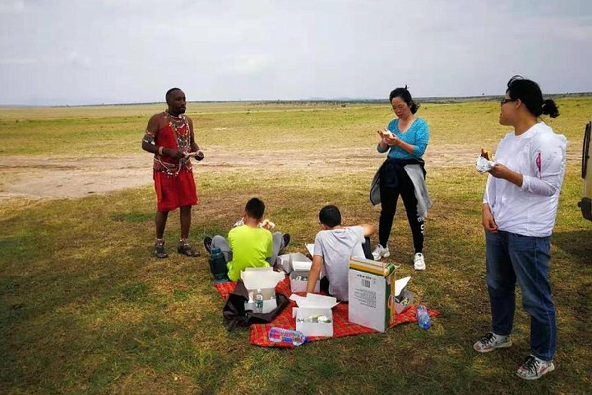 un gruppo di persone in piedi in un campo