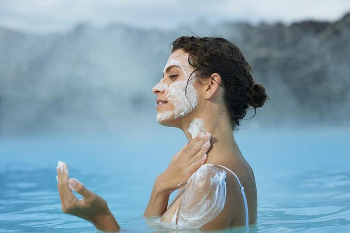 um homem com uma máscara facial na água