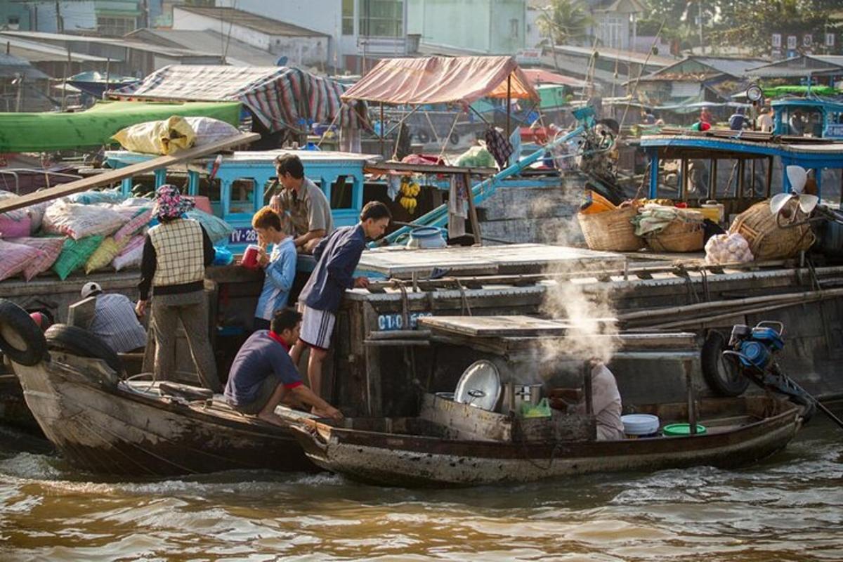 un grupo de personas en un barco en el agua