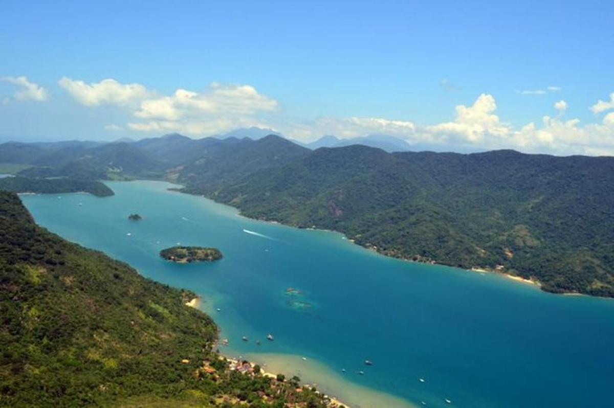 una vista aérea de un lago en las montañas