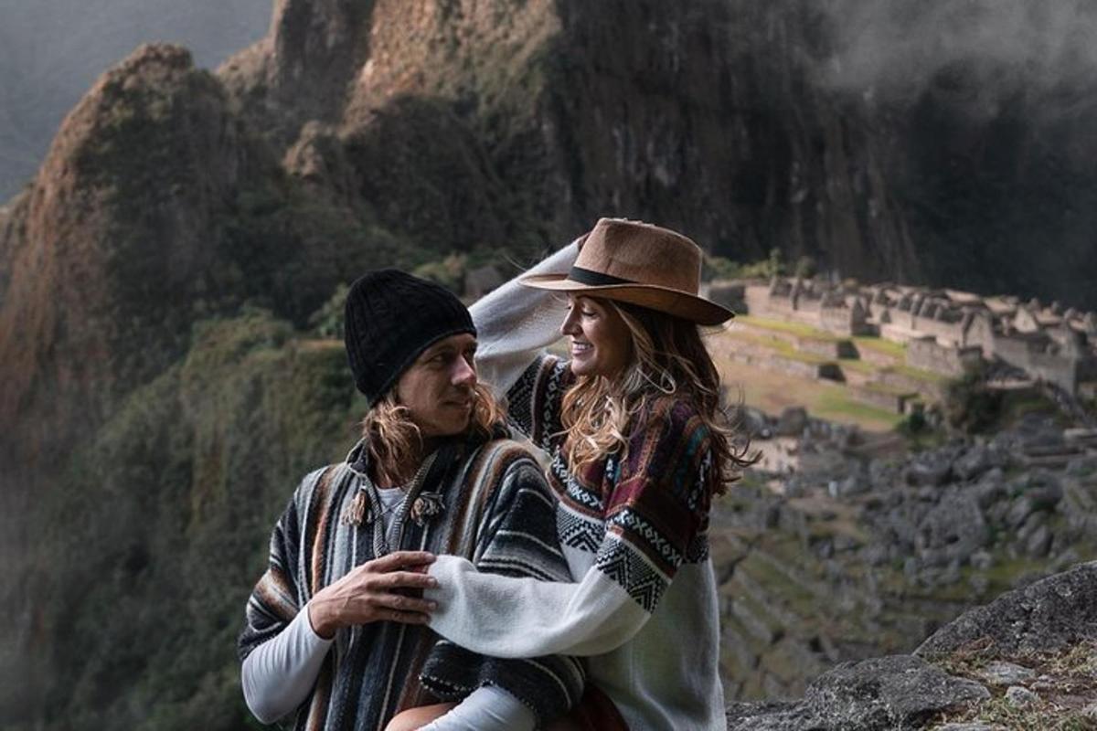 um homem e uma mulher em pé no topo de uma montanha