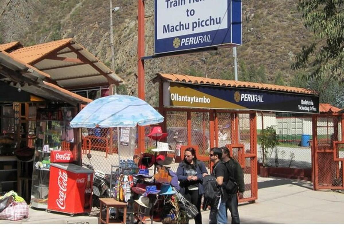 Un grupo de personas de pie frente a una tienda