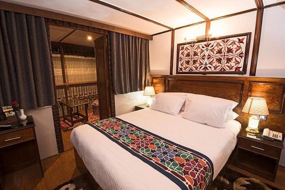 bilik tidur dengan katil besar dengan cadar putih