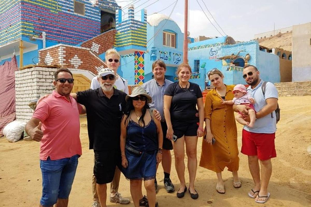 sekumpulan orang bergambar di pantai