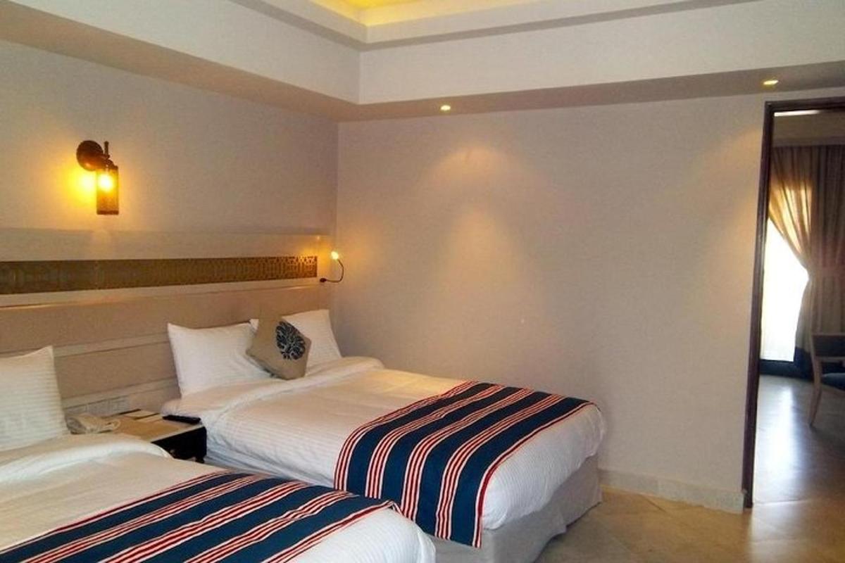 bilik hotel dengan dua katil dan tingkap