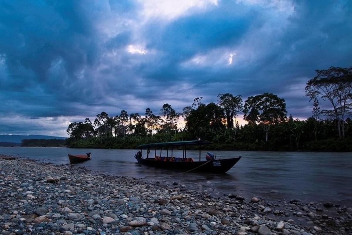 dos barcos sentados en la orilla de un río