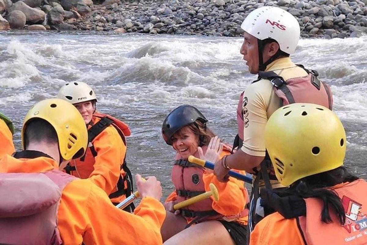 un grup de oameni care fac rafting pe un râu