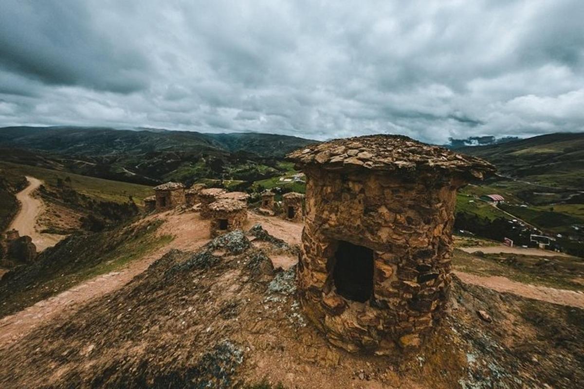 un edificio de piedra en la cima de una montaña