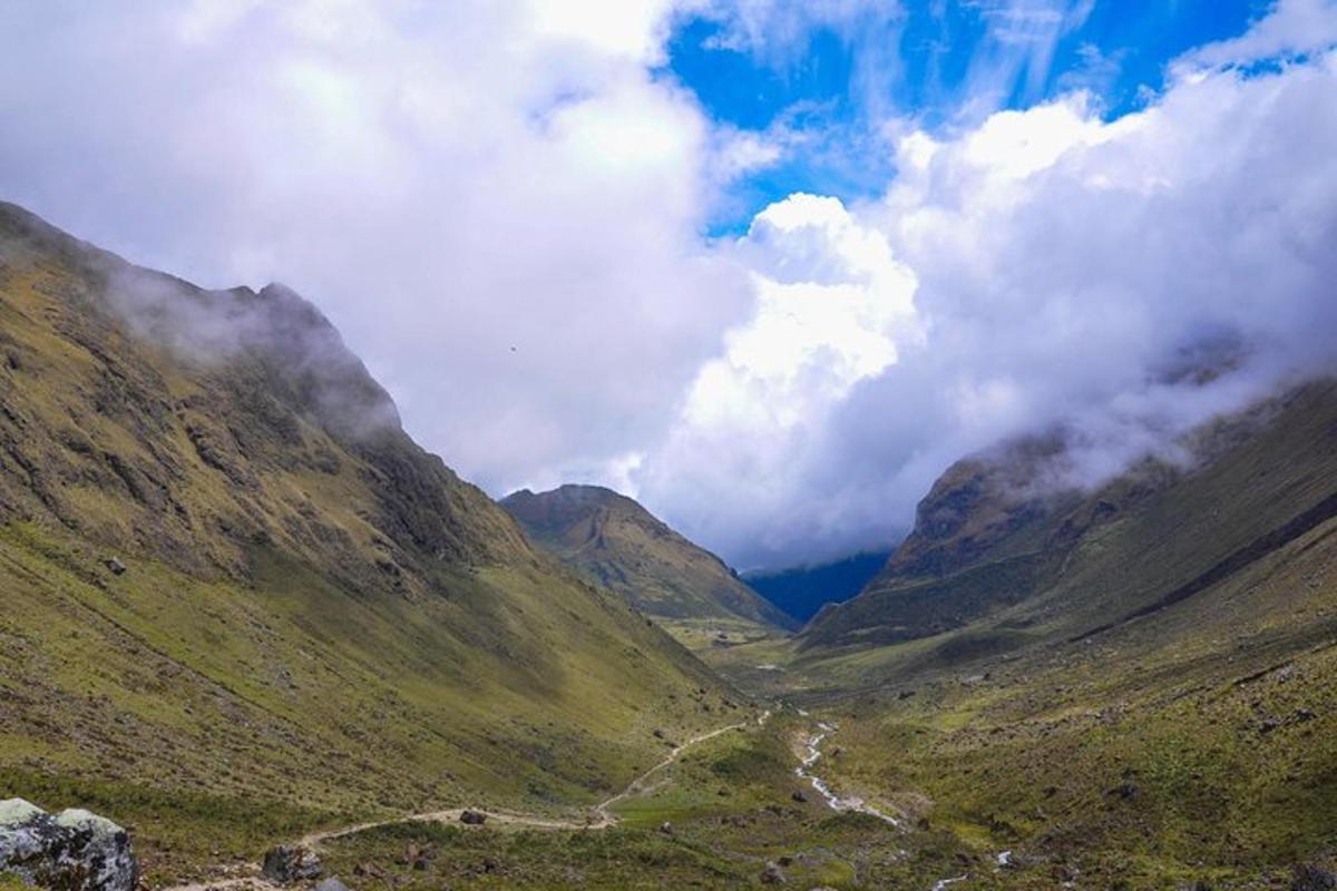 pemandangan lembah di banjaran gunung