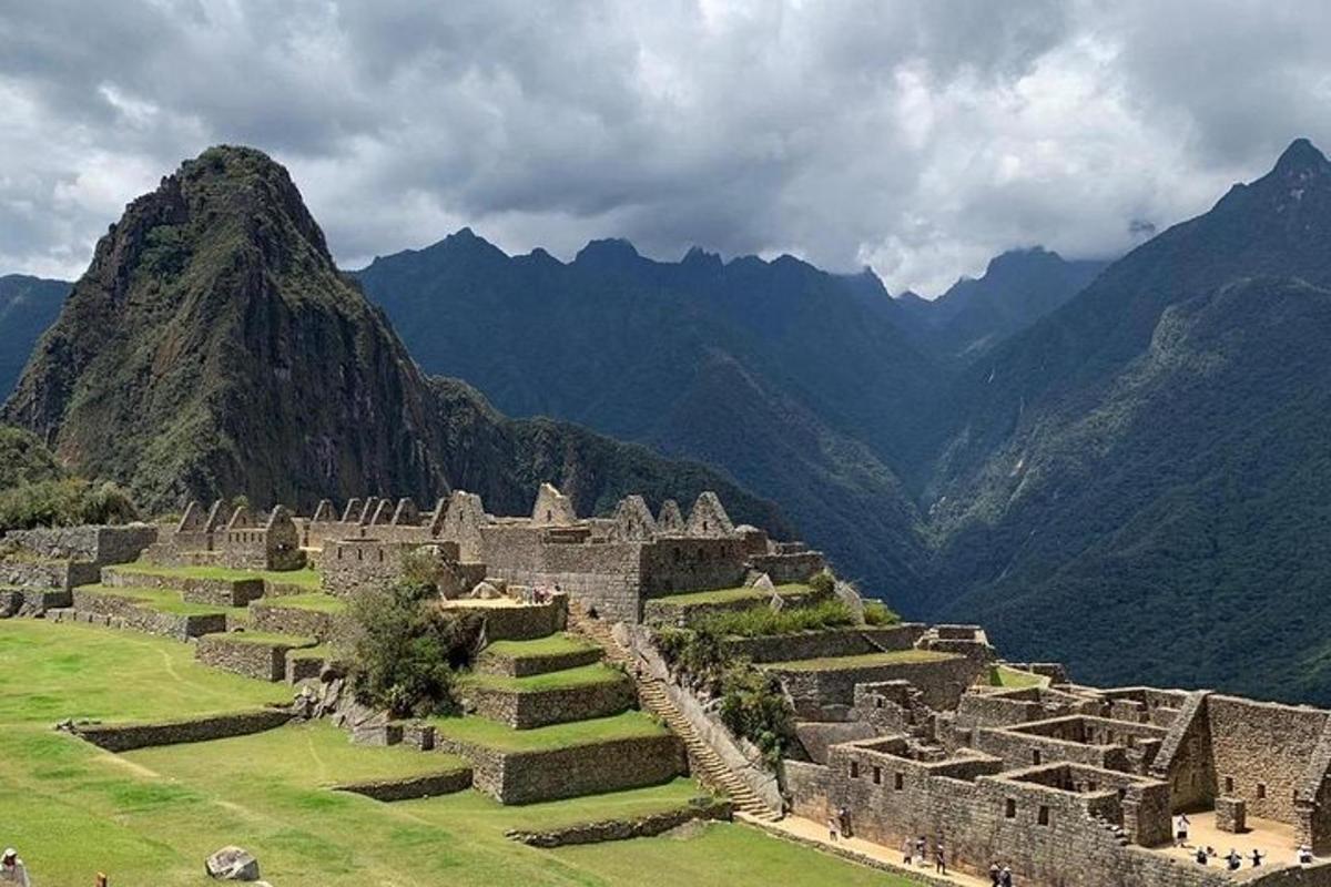 una città antica con le montagne sullo sfondo