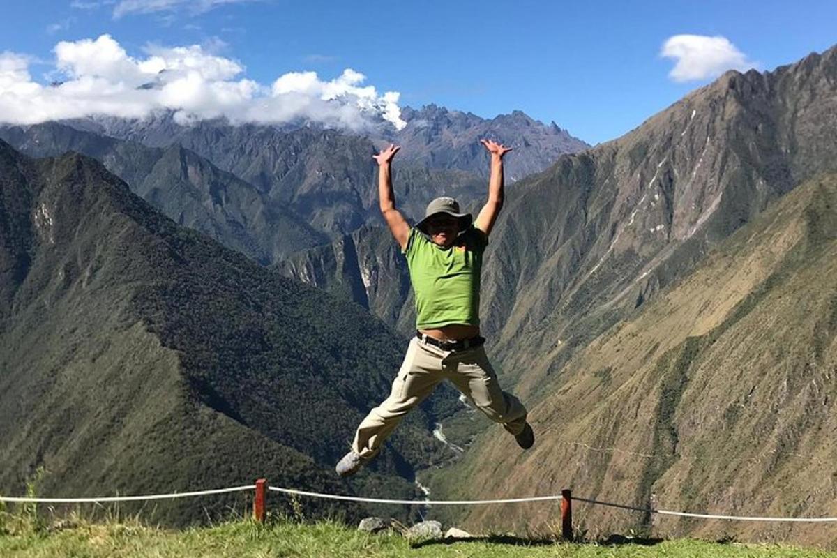 un uomo che salta in aria in cima a una montagna
