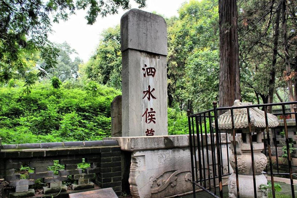 un monumento in pietra con scritte asiatiche sopra