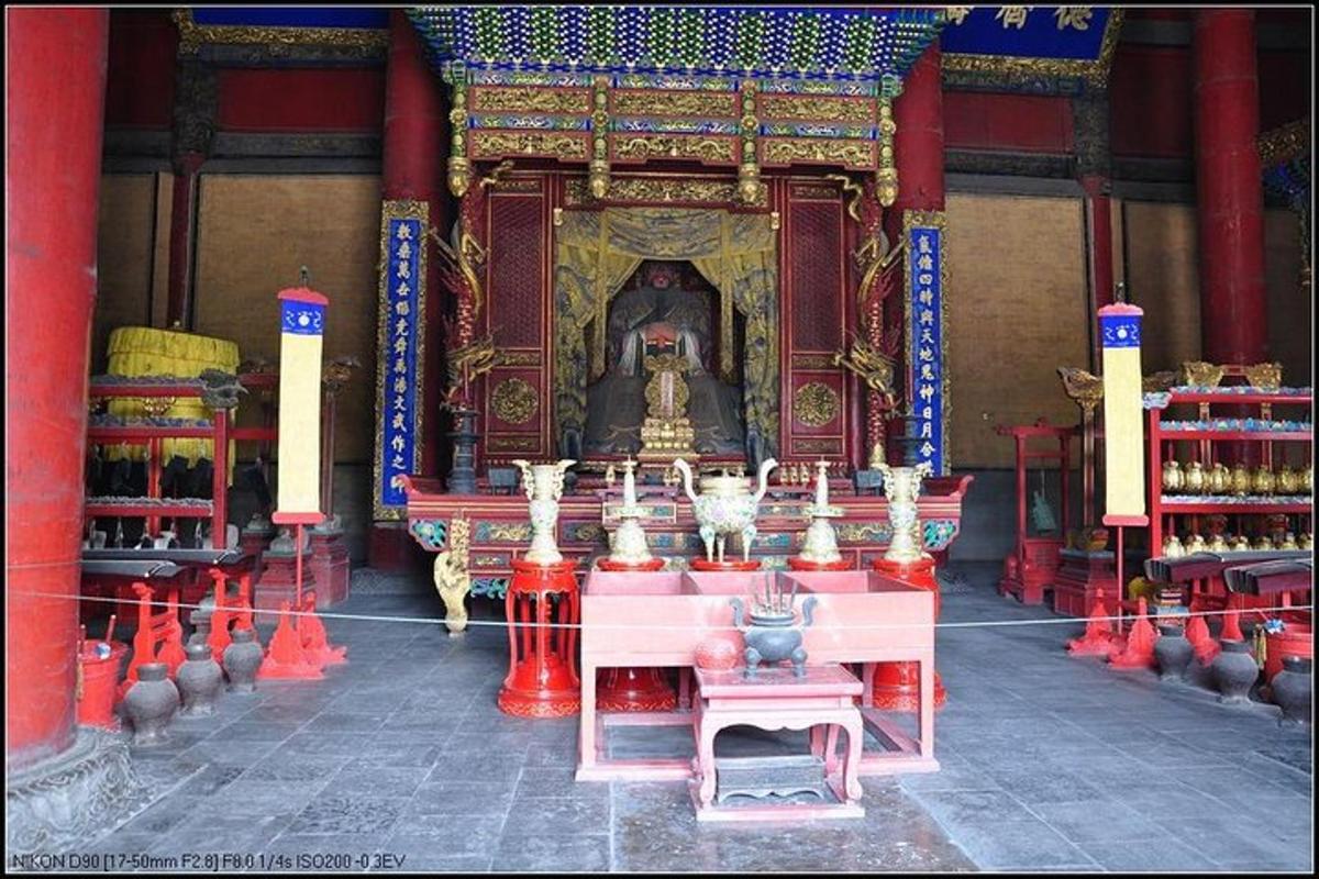 una habitació amb un altar en un temple