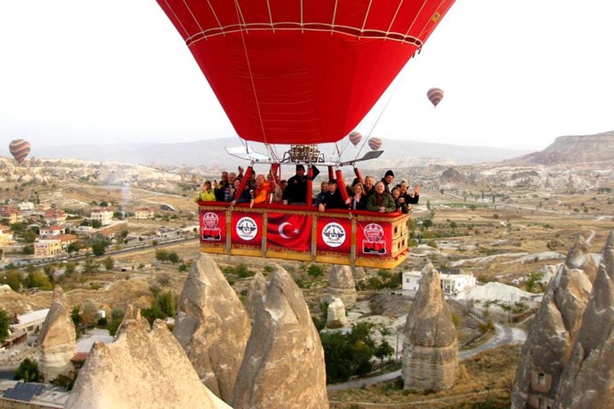 balon na vroč zrak, ki leti nad skalno formacijo
