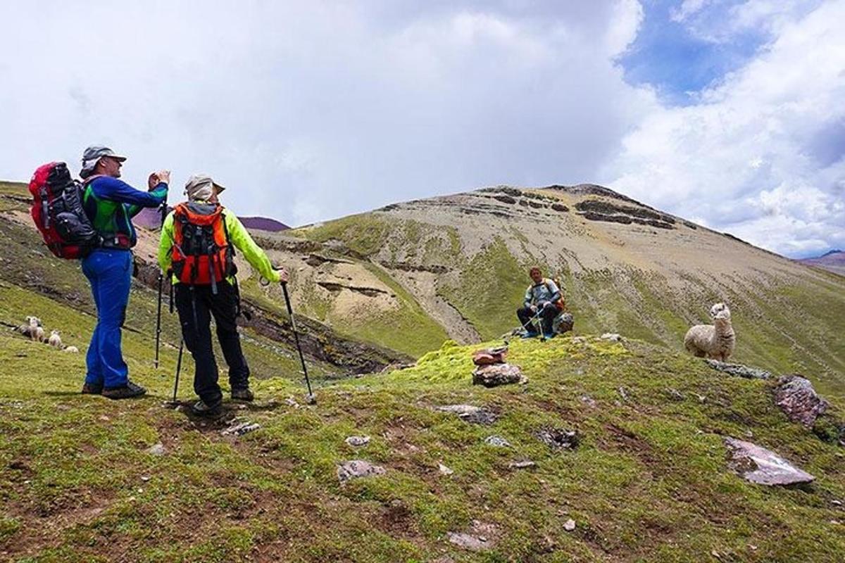 dos personas de pie en la cima de una montaña