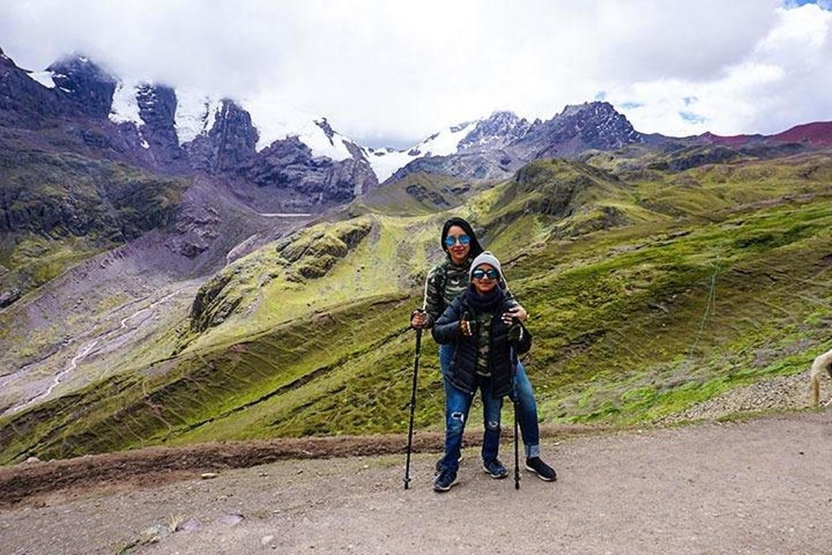 Un hombre y una mujer de pie en la cima de una montaña