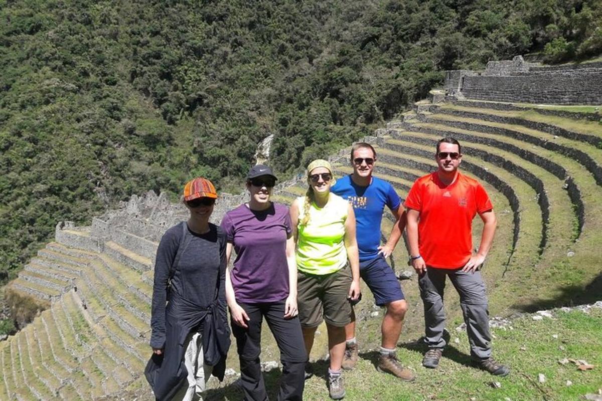 un gruppo di persone in piedi in un anfiteatro