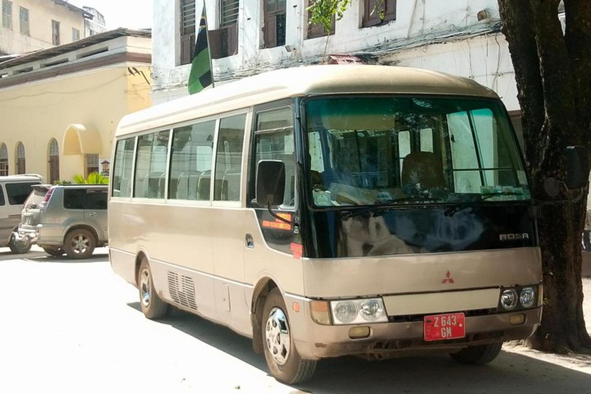 sebuah bas putih diletakkan di tepi jalan