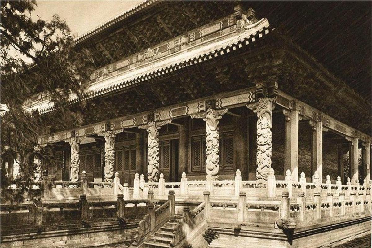 una foto in bianco e nero di un edificio
