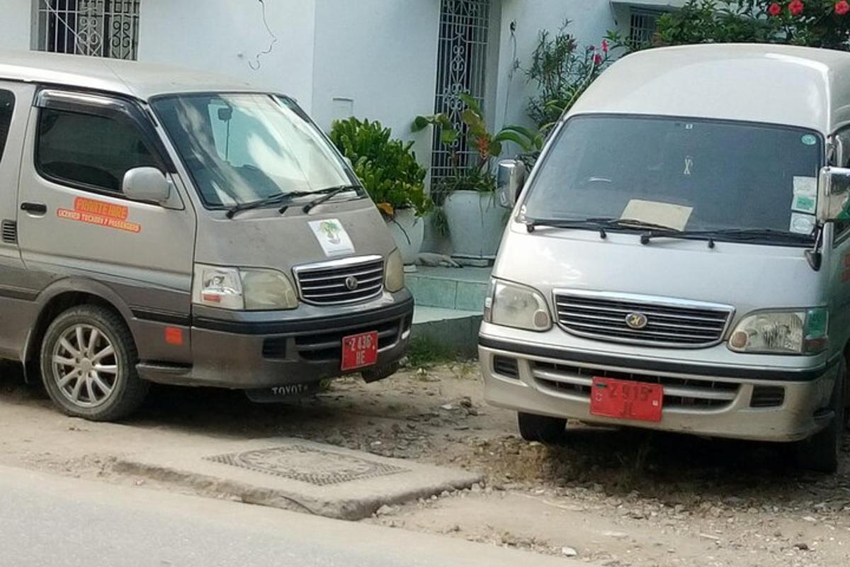 dua buah van diletakkan bersebelahan di sebatang jalan