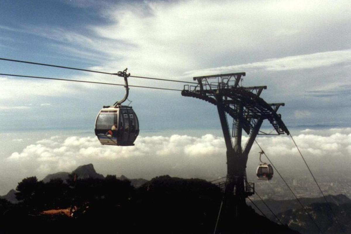 due gondole su uno skilift su una montagna