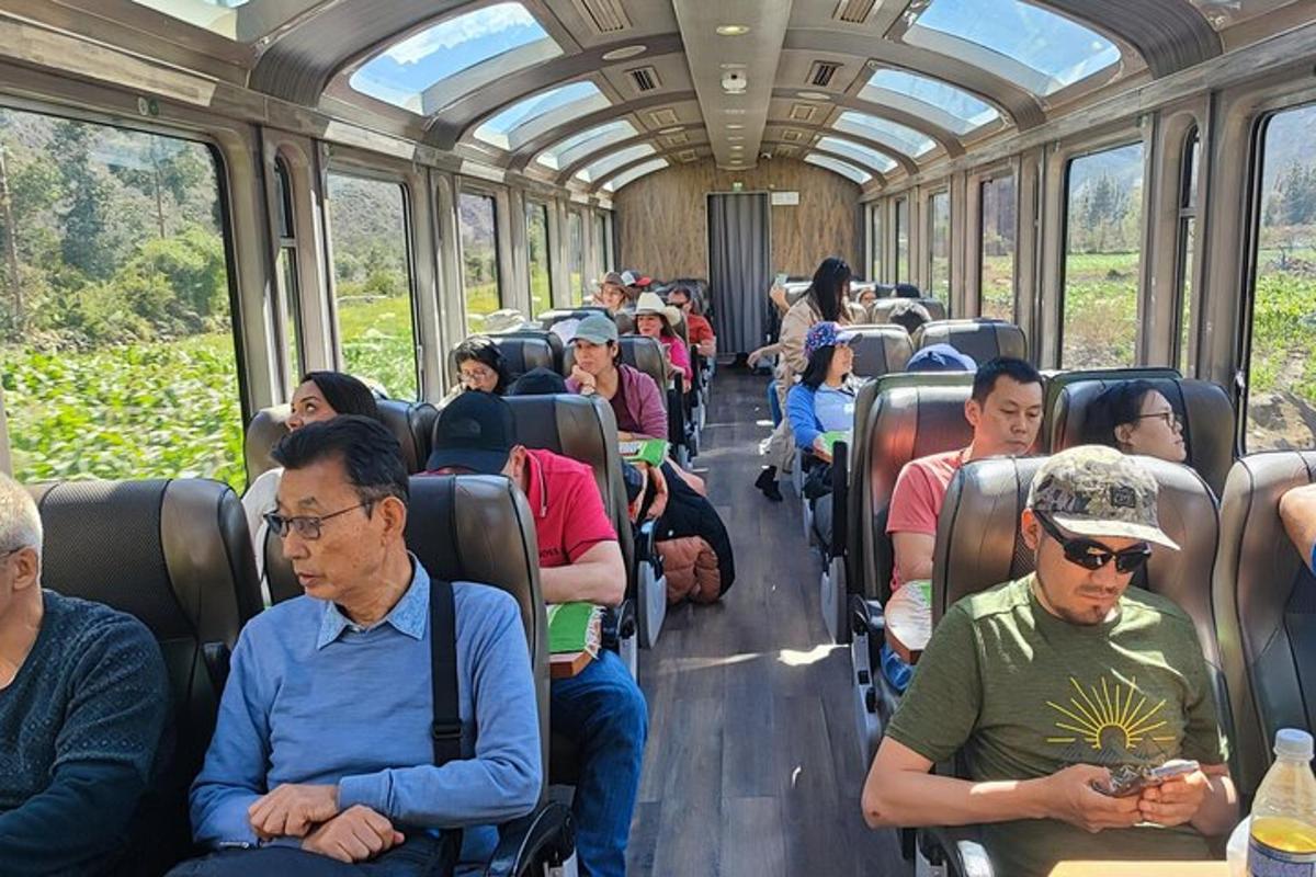 un gruppo di persone in viaggio su un treno