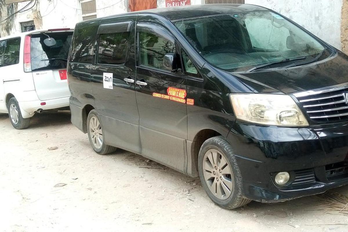sebuah van hitam diletakkan di sebelah sebuah van putih