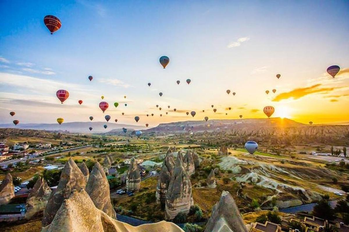 sekelompok balon udara panas terbang di atas kota
