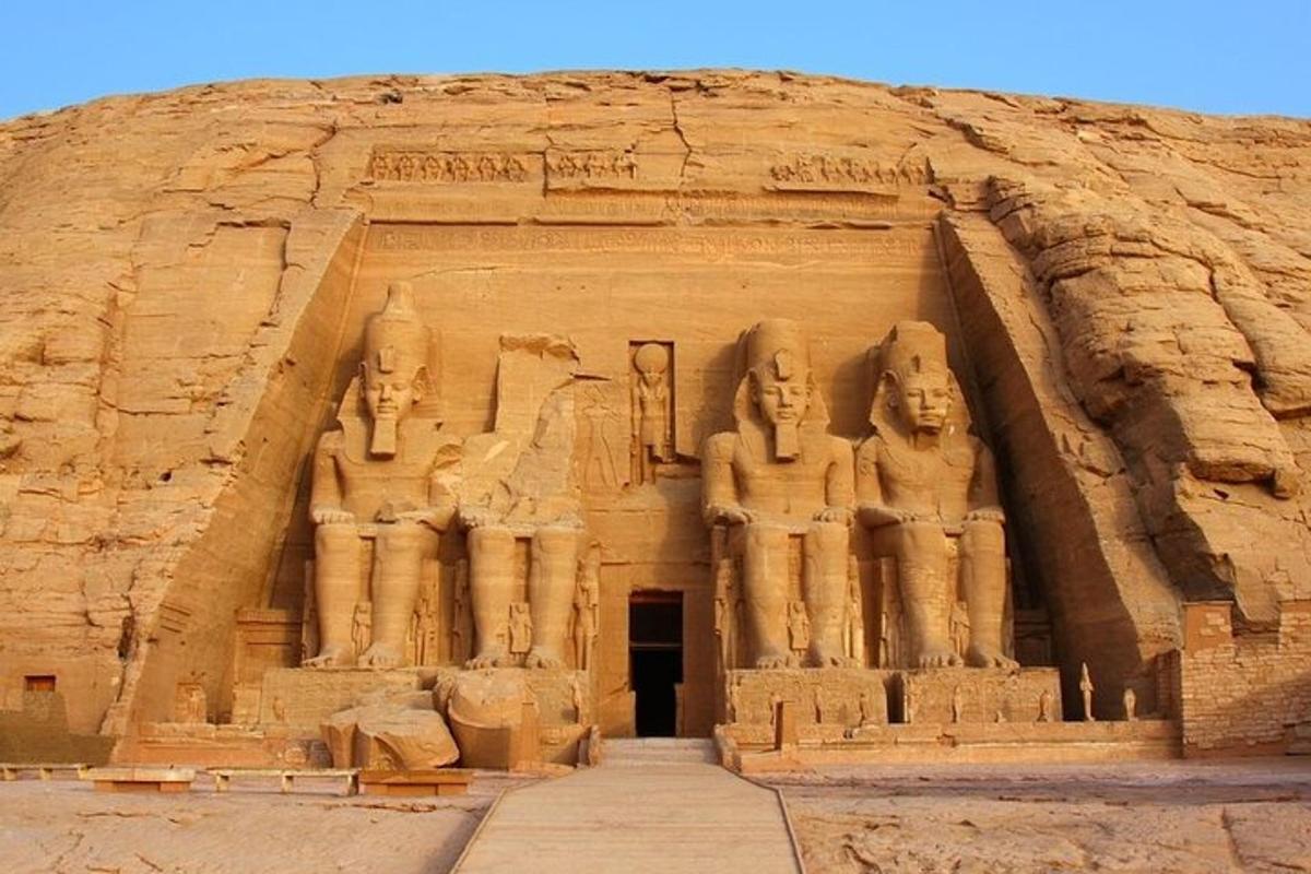 un grande edificio con statue ai lati