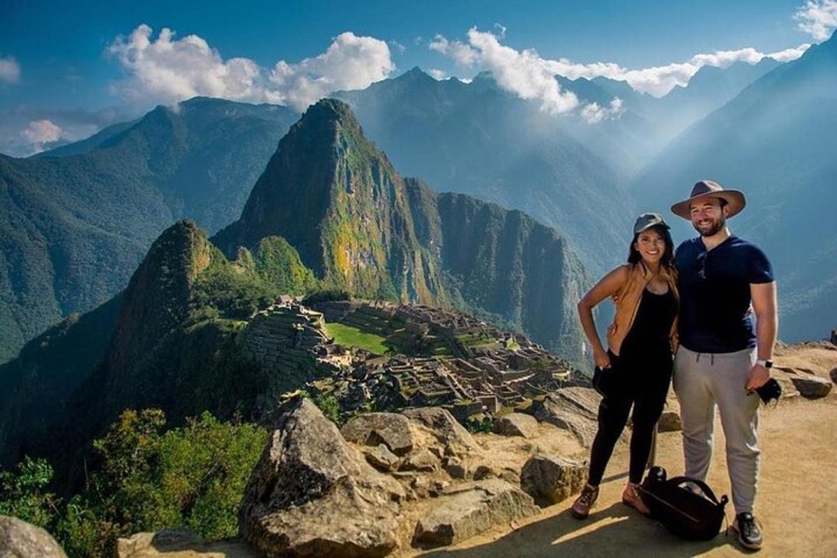 Un hombre y una mujer de pie en la cima de una montaña