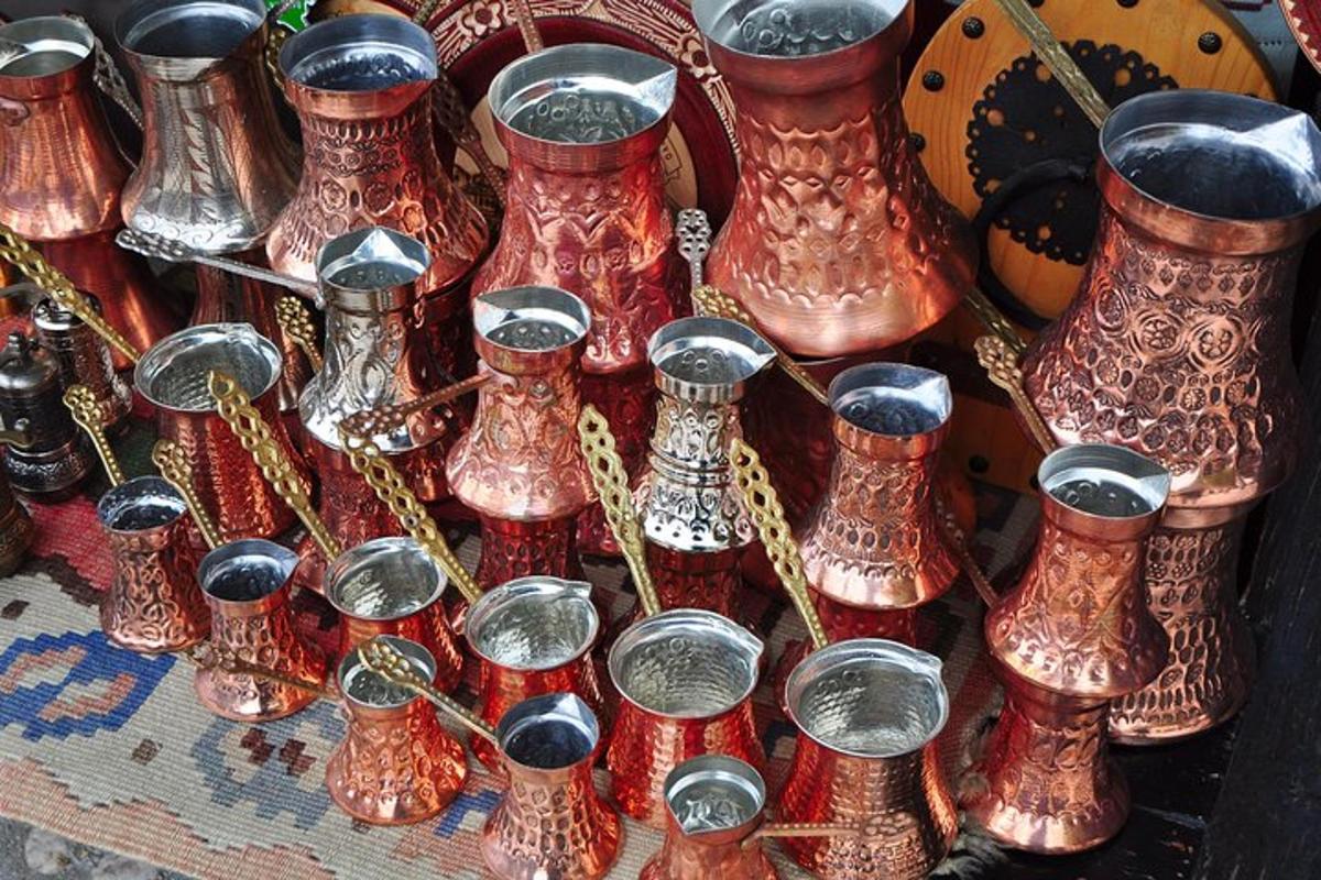 un grapat de gerros de coure sobre una taula