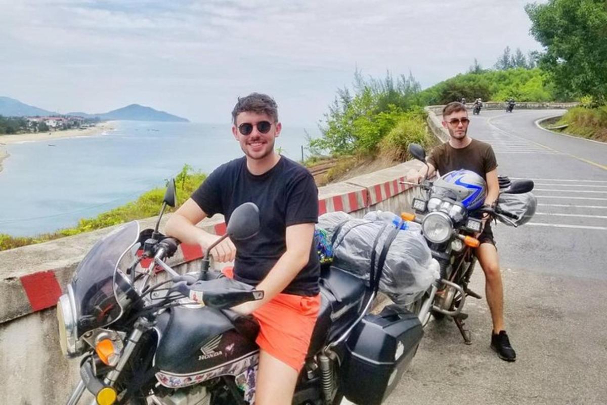 Dos hombres están sentados en sus motocicletas en una carretera.