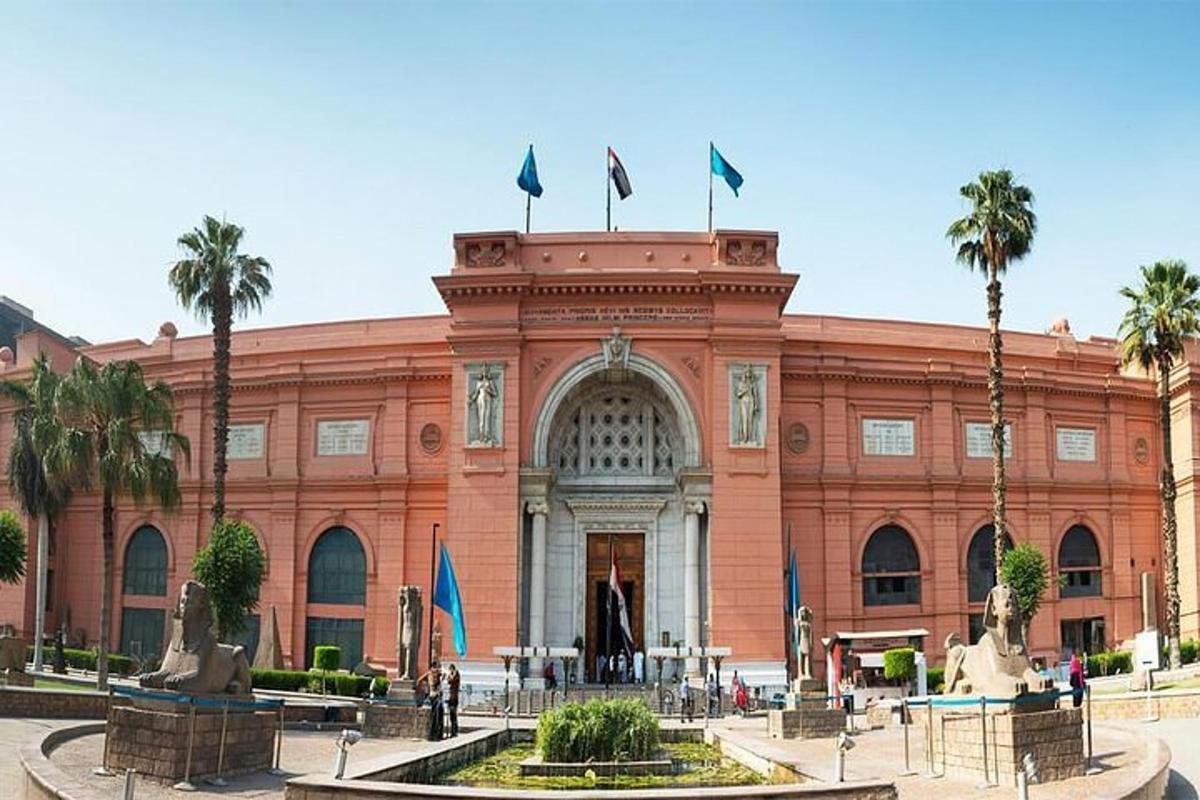 Un gran edificio con palmeras delante.