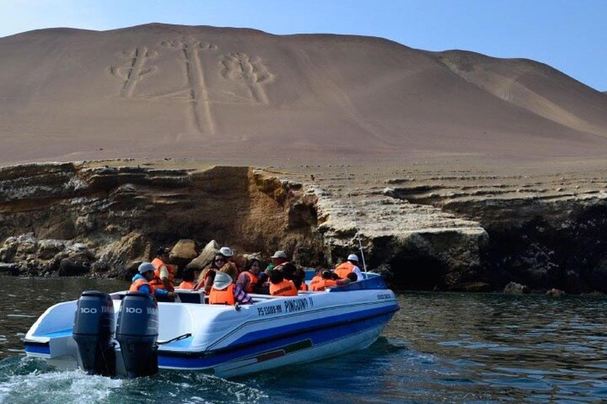 sekelompok orang di dalam perahu di air