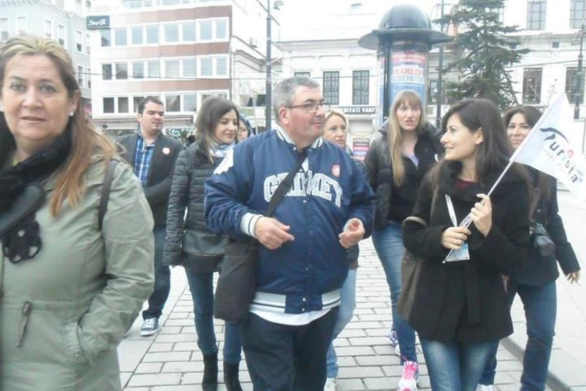 eine Gruppe von Menschen, die eine Straße entlanggehen