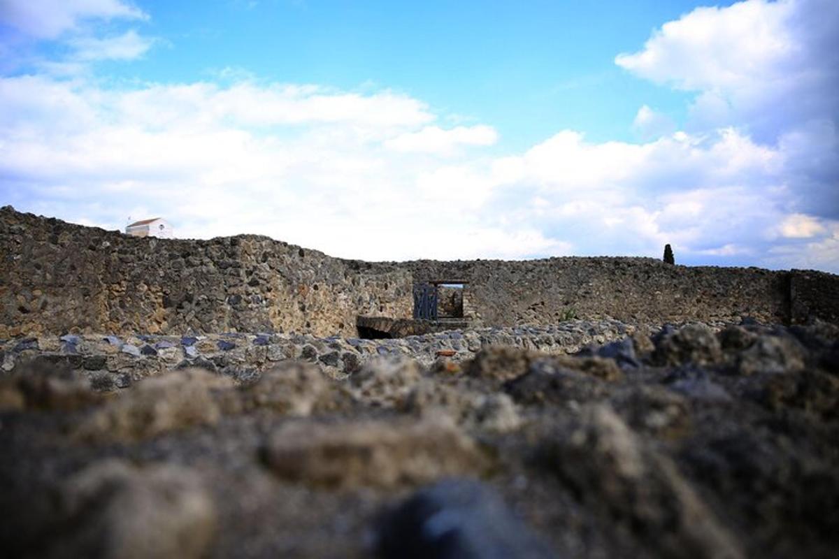 akmeninė siena, ant kurios stovi žmogus