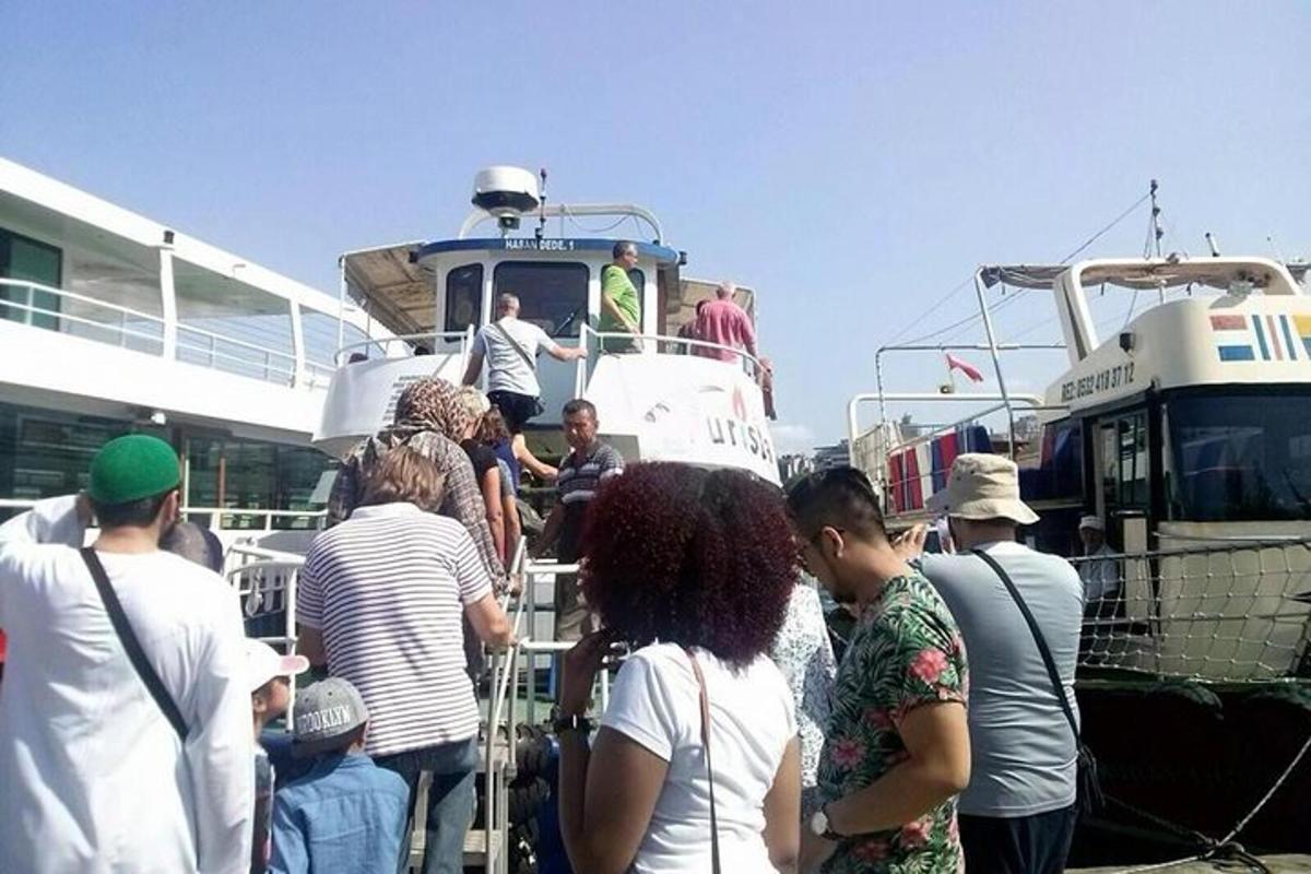 sekelompok orang naik perahu