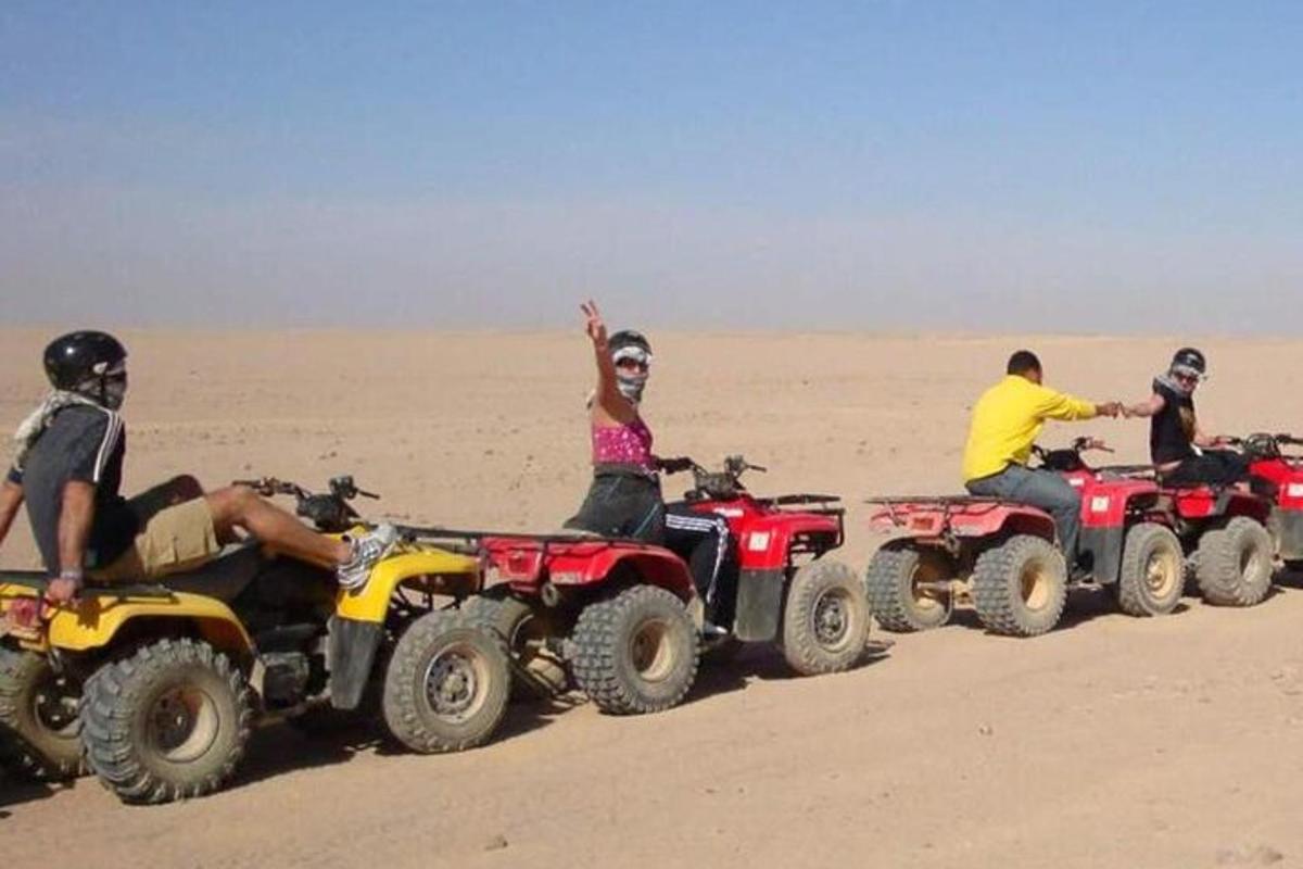 un gruppo di persone in sella a quad nel deserto