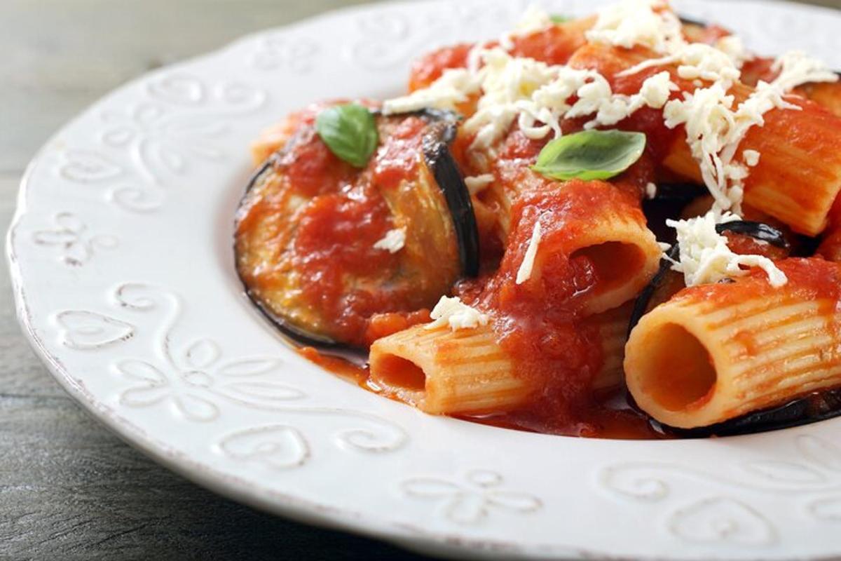 un piatto di pasta con salsa di pomodoro e formaggio