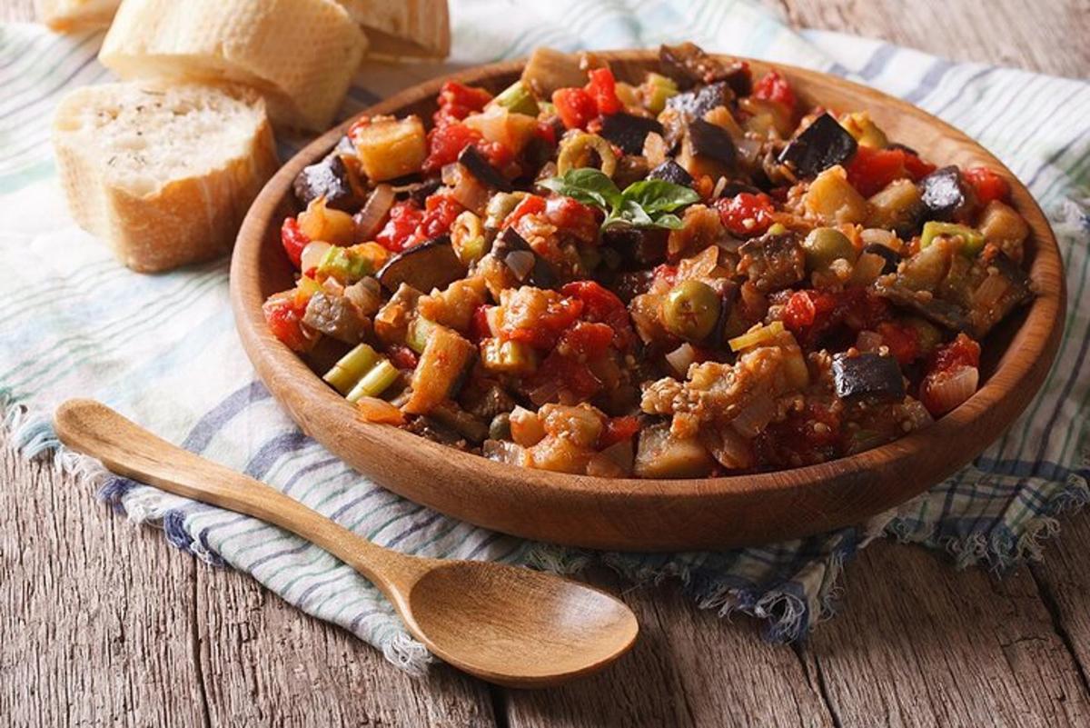 una ciotola di cibo su un tavolo con un cucchiaio di legno
