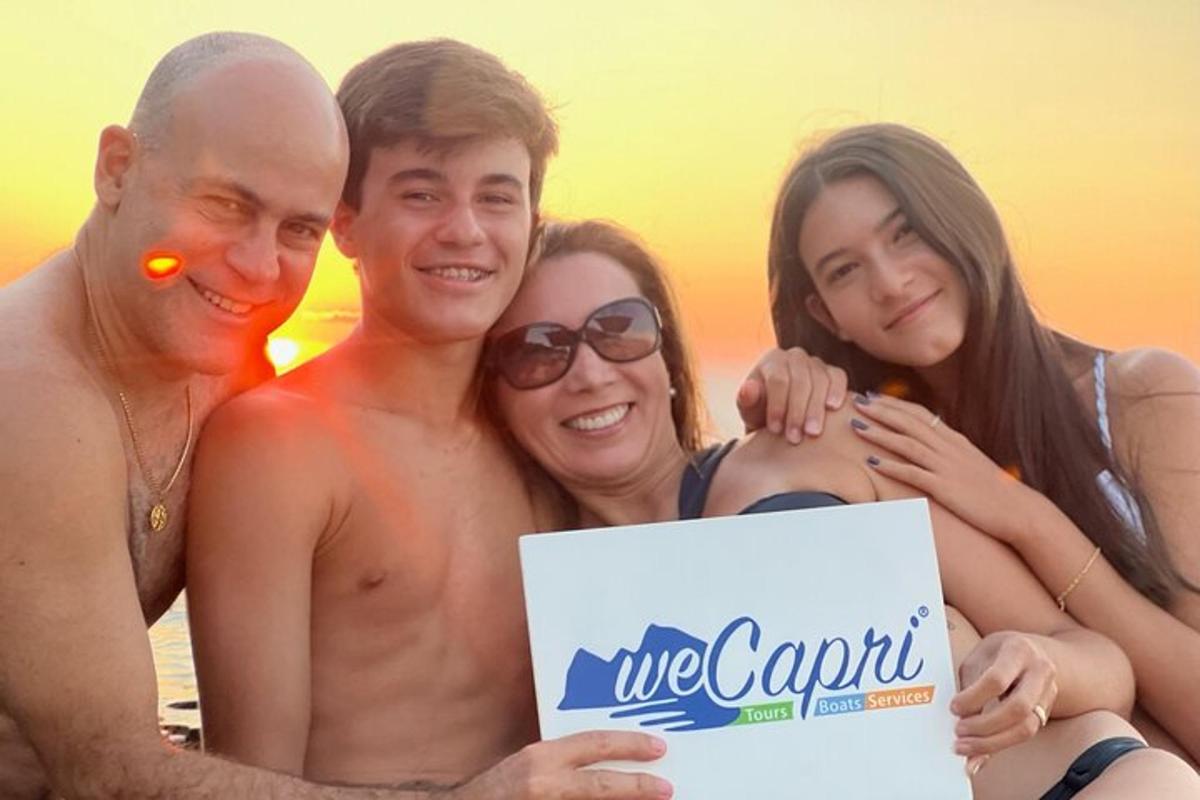 группа людей позируют для фотографии на пляже