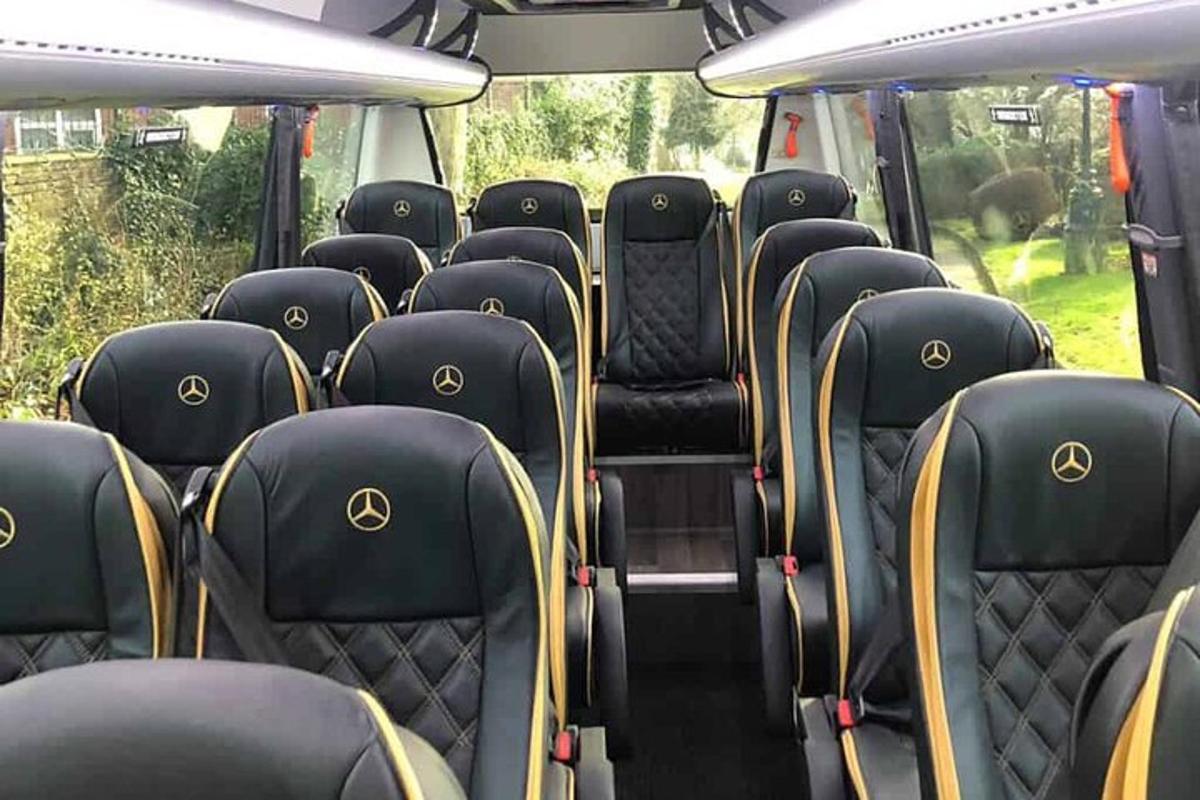 en tom buss med svarte og gule seter