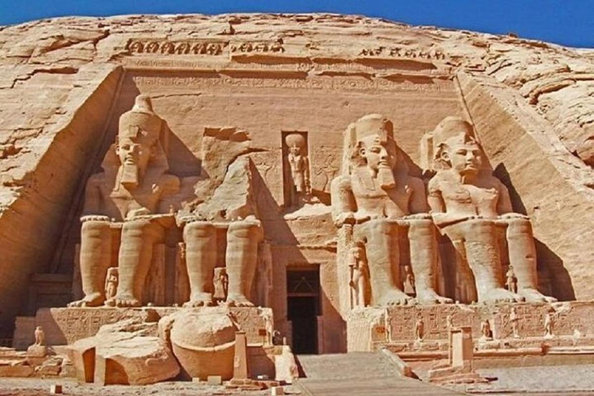 un antico edificio con statue ai lati