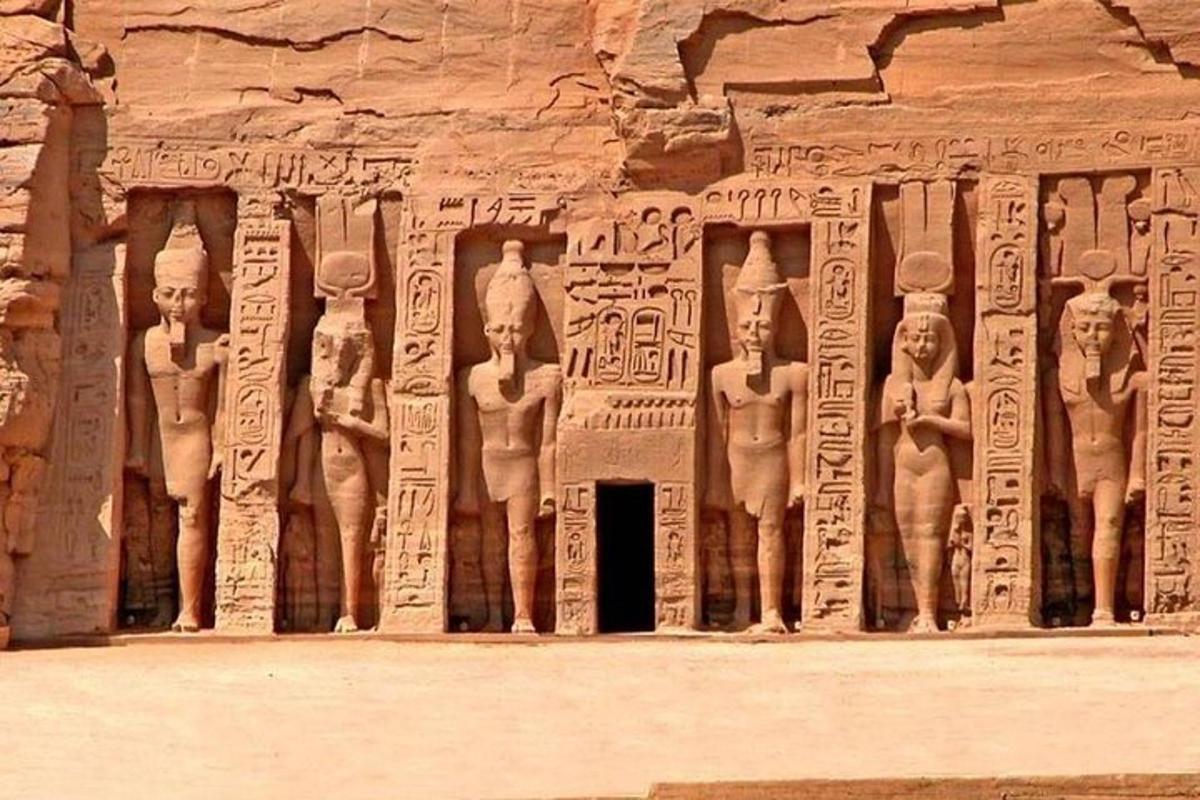 un muro di pietra con rilievi di persone su di esso